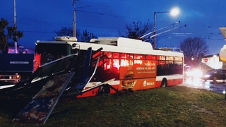 Nehoda trolejbusu v Banskej Bystrici: Účastníkom bolo aj smetiarske auto, zranených je sedem ľudí