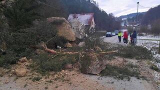 V Hričovskom Podhradí sa zosunula pôda. Cesta je zasypaná, hliadky sú na mieste