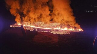 Na Islande sa vytvorili nové sopečné trhliny. Láva dorazila do Grindavíku, niektoré domy sú v plameňoch