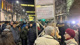 FOTO: Správy o manipulácii volieb vyvolali masívne protesty v uliciach Belehradu. O nejasnostiach hovorí opozícia aj medzinárodní pozorovatelia