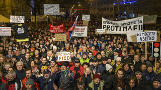 Slováci opäť vyšli do ulíc a protestovali proti vláde, zišli sa aj v Prahe. Dav v Bratislave žiadal Šimkovičovej odstúpenie, Šimečka vyzval Fica, aby brzdil