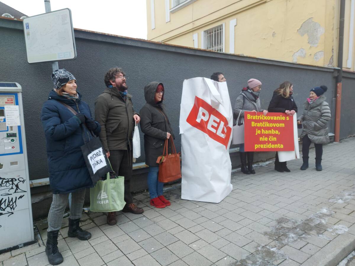 Protestujúci, ktorí nesúhlasia s kandidatúrou Petra Pellegriniho