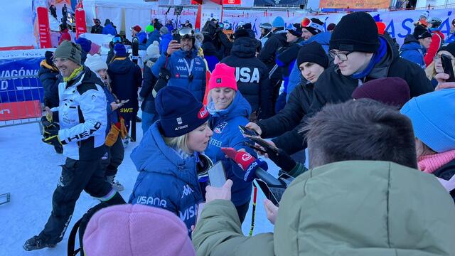 Mikaela Shiffrinová v obkľúčení novinárov