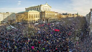 V Nemecku vyšlo do ulíc vyše 100-tisíc ľudí. Protestovali proti krajnej pravici a jej plánu na remigráciu 