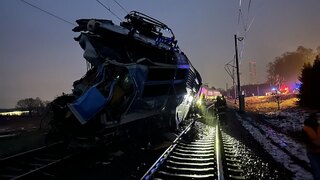 Tragická zrážka vlaku s nákladiakom. Nehodu v Česku neprežil rušňovodič, zranených je viacero osôb