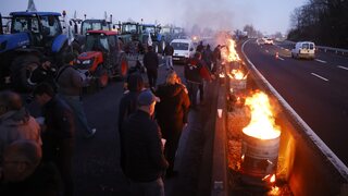 Premiér Attal ustúpil, vláda nezvýši dane za naftu. Francúzski farmári napriek tomu protestujú