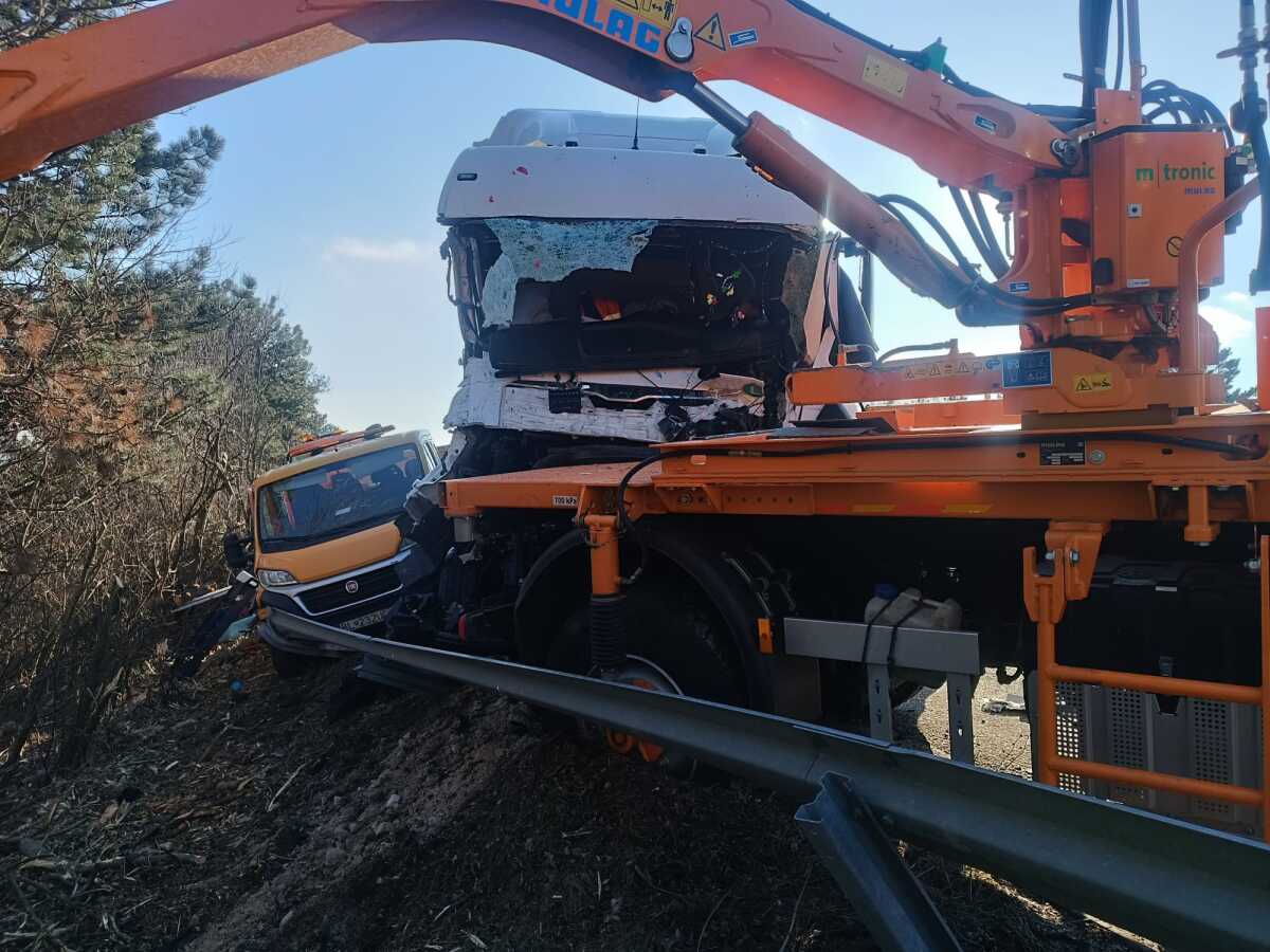 Nehoda na Diaľnici D1, kamión narazil do nákladného vozidla cestárov. Na snímke je korba nákladného auta a žeriav