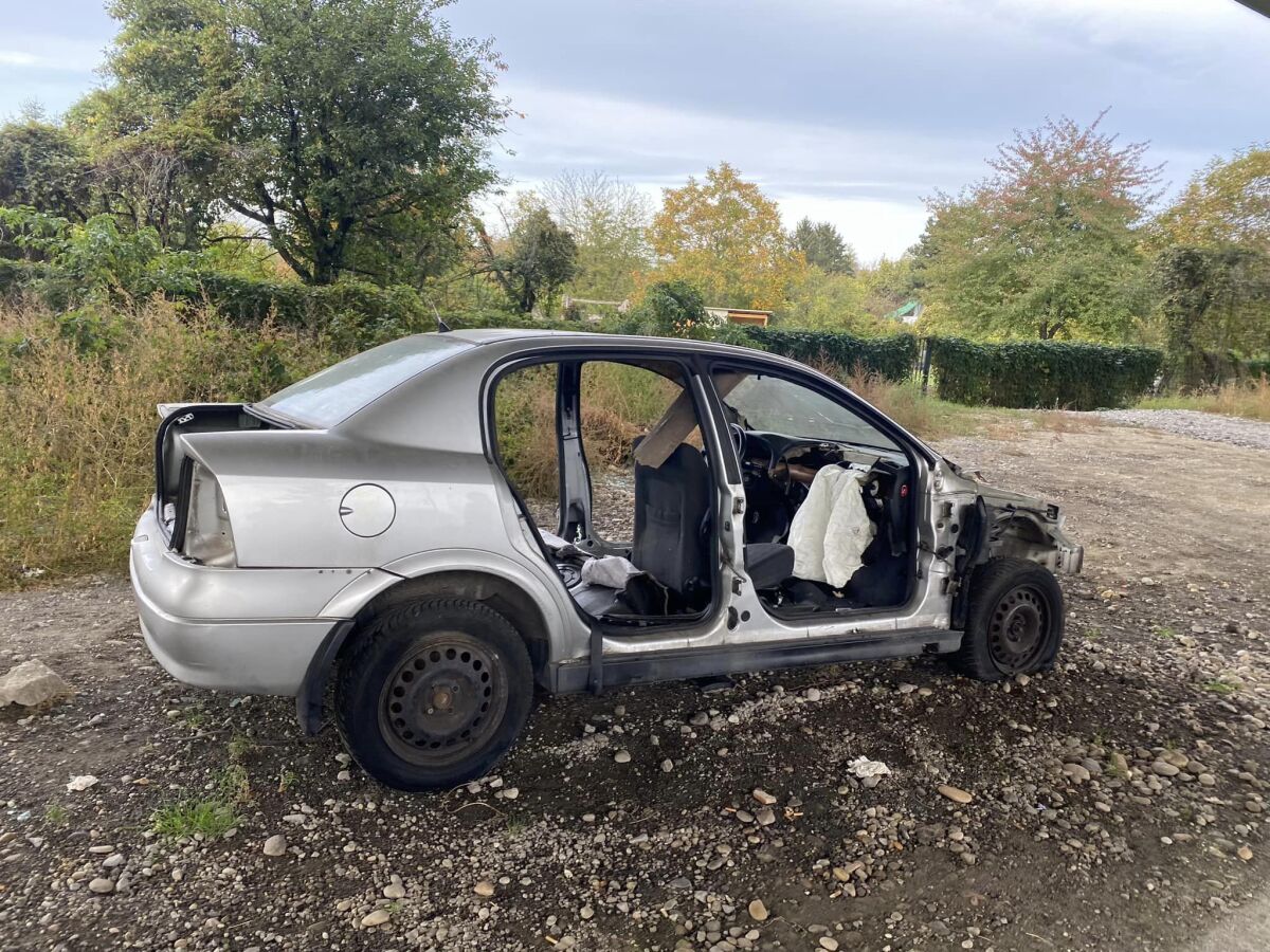 Súčasťou kolónie na Astronomickej bol aj vrak automobilu.