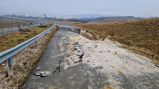 FOTO: Najprv Strečno, teraz Žilina. Mesto vyhlásilo mimoriadnu situáciu, nad diaľničným privádzačom sa zosunula pôda