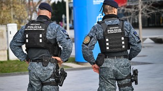 Policajti upozorňujú na zlé podmienky a nízke platy. K tichému protestu sa pripojili aj ďalší 