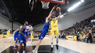 Hala na Pasienkoch po rekonštrukcii znovu ožila. Prvým oficiálnym športovým podujatím bol ligový basketbalový zápas