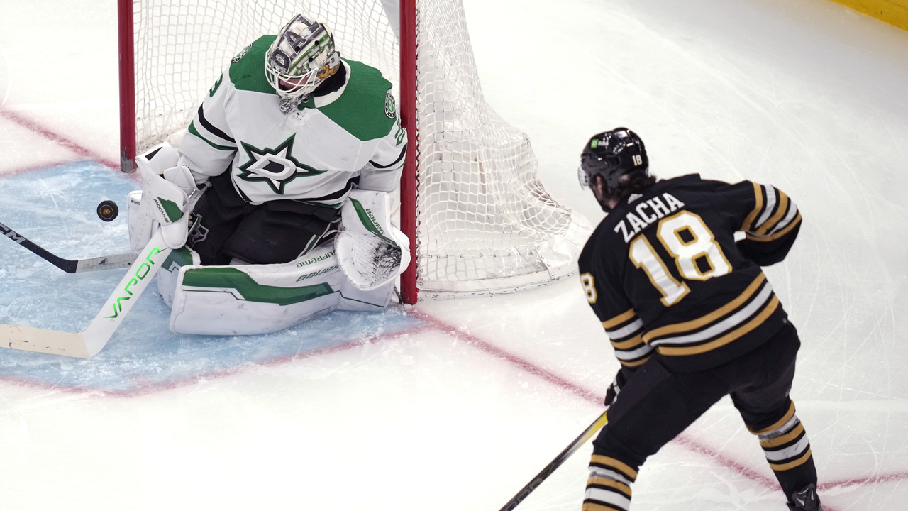 Na snímke vľavo brankár Dallasu Jake Oettinger, vpravo center Bostonu Pavel Zacha v zápase hokejovej NHL Boston Bruins - Dallas Stars v pondelok 19. februára 2024.