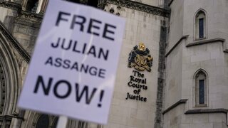 Vydá Británia Assangea do USA? Zakladateľ WikiLeaks tam má čeliť obvineniu zo špionáže