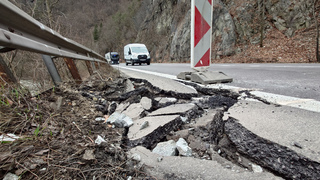 Prvé sanačné práce pod Strečnom sú v plnom prúde. Cestári osádzajú betónové zábrany 