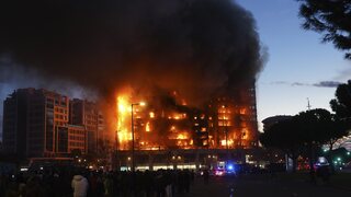 FOTO/VIDEO: Bytový dom v Španielsku pohltili plamene, ľudí zachraňovali z balkónov. Úrady hlásia mŕtvych aj nezvestných