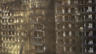 Vo Valencii horelo štrnásť poschodí, mŕtvych v troskách našli drony. Pozrite si, ako vyzerá bytový dom po požiari