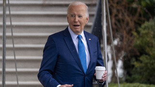 VIDEO: Biden si nasadil šiltovku s nápisom Trump 2024. Kampaň republikánskeho kandidáta mu poďakovala za podporu