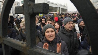 Polícia v deň pohrebu Navaľného po celom Rusku zadržala desiatky ľudí. Nie vojne, Putin je vrah, kričal dav