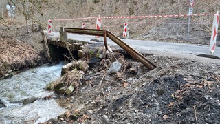 Extrémy počasia sú čoraz citeľnejšie. V Korytnici rozbúrený potok poškodil storočný most