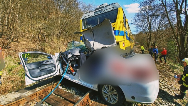Na železničnom priecestí v obci Pitelová v okrese Žiar nad Hronom sa zrazil vlak s osobným autom. 