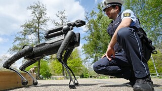 Scéna ako zo sci-fi filmu. Robotický pes sa stal hrdinom, počas zásahu zachránil životy policajtov