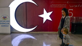 Občania Turecka môžu rozhodnúť o ďalšom smerovaní krajiny. Miestne voľby narušili násilie a streľba