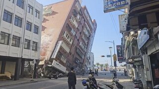 FOTO: Taiwan zasiahlo silné zemetrasenie. V rozpadnutých budovách sú uväznení ľudia, hlásia obete