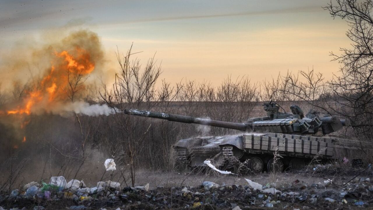 Na snímke ukrajinský tank 17. tankovej brigády strieľa na ruské pozície v Časiv Jare, mieste prudkých bojov s ruskými jednotkami v Doneckej oblasti na východe Ukrajiny 29. februára 2024.