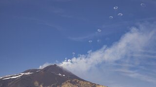 FOTO: Krásny prírodný úkaz. Etna vypúšťala vzácne dymové krúžky