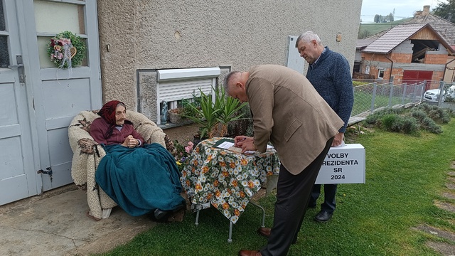  Na druhom kole prezidentských volieb sa v sobotu zúčastnila aj 100-ročná Zuzana Mázorová