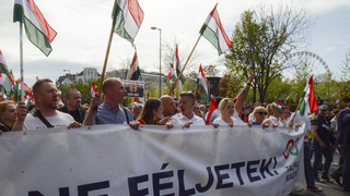 V Budapešti sa proti Orbánovi postavili desiatky tisíc ľudí. Fidesz podľa Magyara zradil vlastných voličov