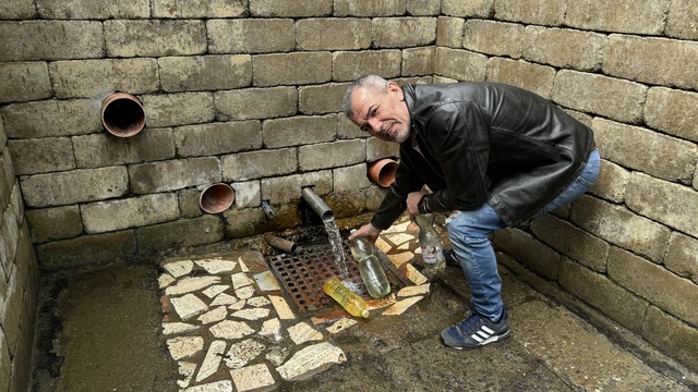 V obci Lipovce prišli ľudia voliť, no zároveň si nabrať vodu k tamojšiemu prameňu. 