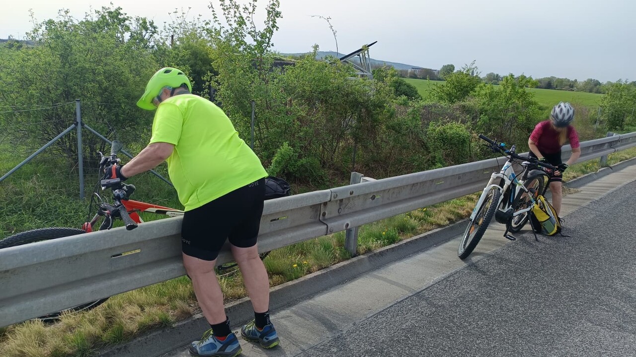 Cyklisti na diaľnici