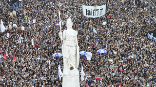 V Argentíne sa konali masové demonštrácie proti úsporným opatreniam vlády. V uliciach boli stotisíce ľudí