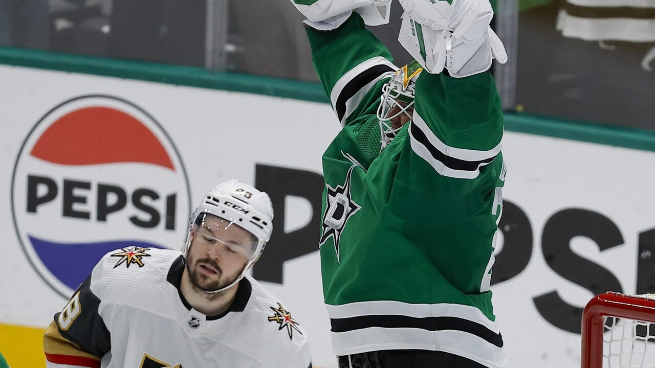 NHL - Center Golden Knights Vegas Tomáš Hertl, vľavo, korčuľuje popri brankárovi Dallasu Stars Jakeovi Oettingerovi po víťazstve Stars 2:1 v 7. zápase série prvého kola play off hokejovej NHL Stanley Cup, nedeľa, 5. mája 2024 v Dallase. 