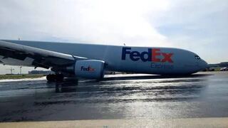 VIDEO: Iskry, dym a Boeing v problémoch. Pri pristávaní sa lietadlu nevysunul podvozok, zasahovať museli hasiči