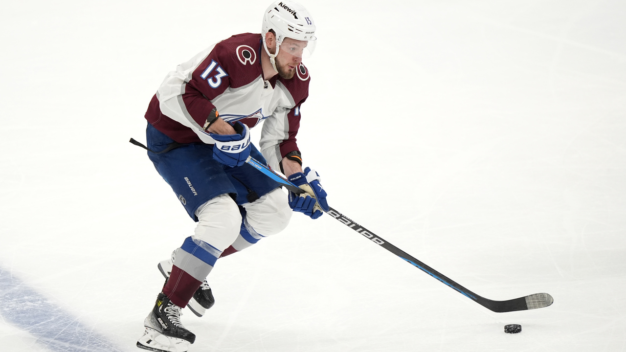 Hokejista Colorada Avalanche Valerij Ničuškin počas druhého zápasu druhého kola play off zámorskej NHL Colorado Avalanche - Dallas Stars 