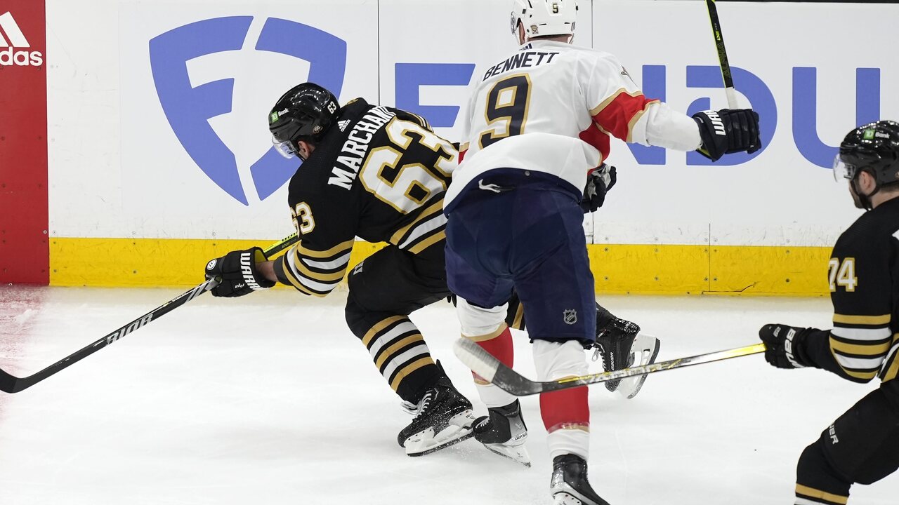 z Floridy Panthers (9) kontroluje Brada Marchanda (63) Boston Bruins počas prvej tretiny 3. zápasu série druhého kola play-off hokejovej NHL