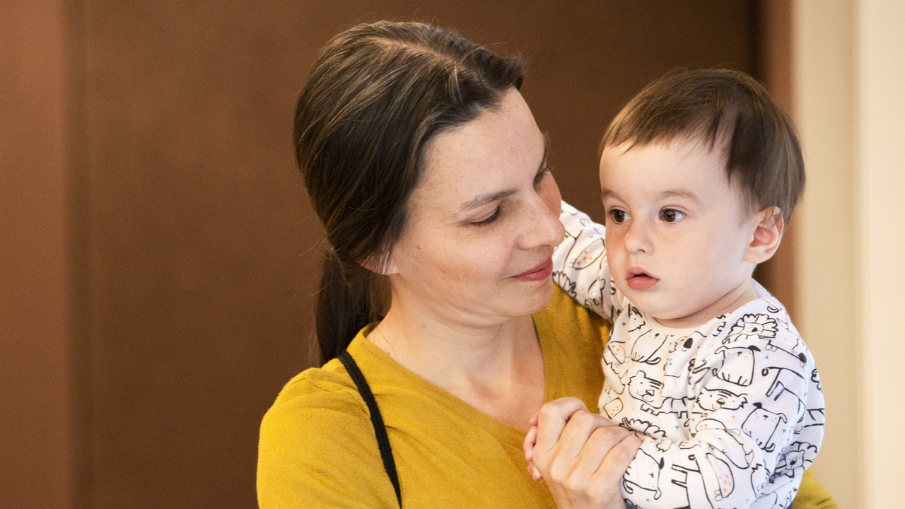 Na snímke mama s dieťaťom počas Dňa matiek v bratislavskej mestskej časti Vajnory