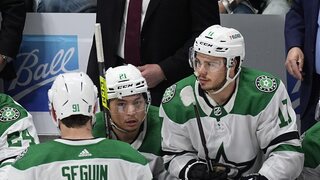 Dallas Stars Peter DeBoer, vpravo vzadu, riadi hráčov počas tretej tretiny zápasu 3 série play off hokejovej NHL proti Coloradu Avalanche 