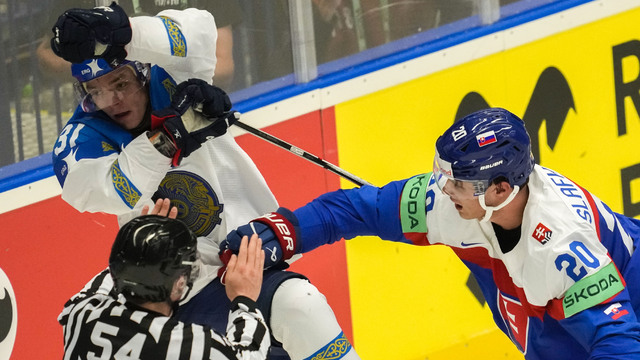 Slovenskí a kazašskí hokejisti počas zápasu základnej B-skupiny Slovensko - Kazachstan