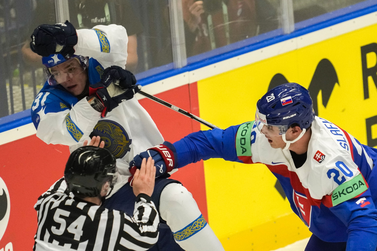 Slovenskí a kazašskí hokejisti počas zápasu základnej B-skupiny Slovensko - Kazachstan