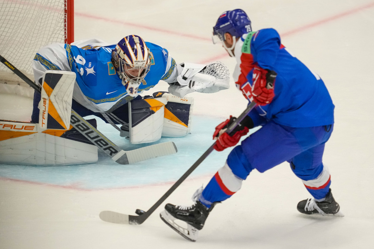 Slovenskí a kazašskí hokejisti počas zápasu základnej B-skupiny Slovensko - Kazachstan