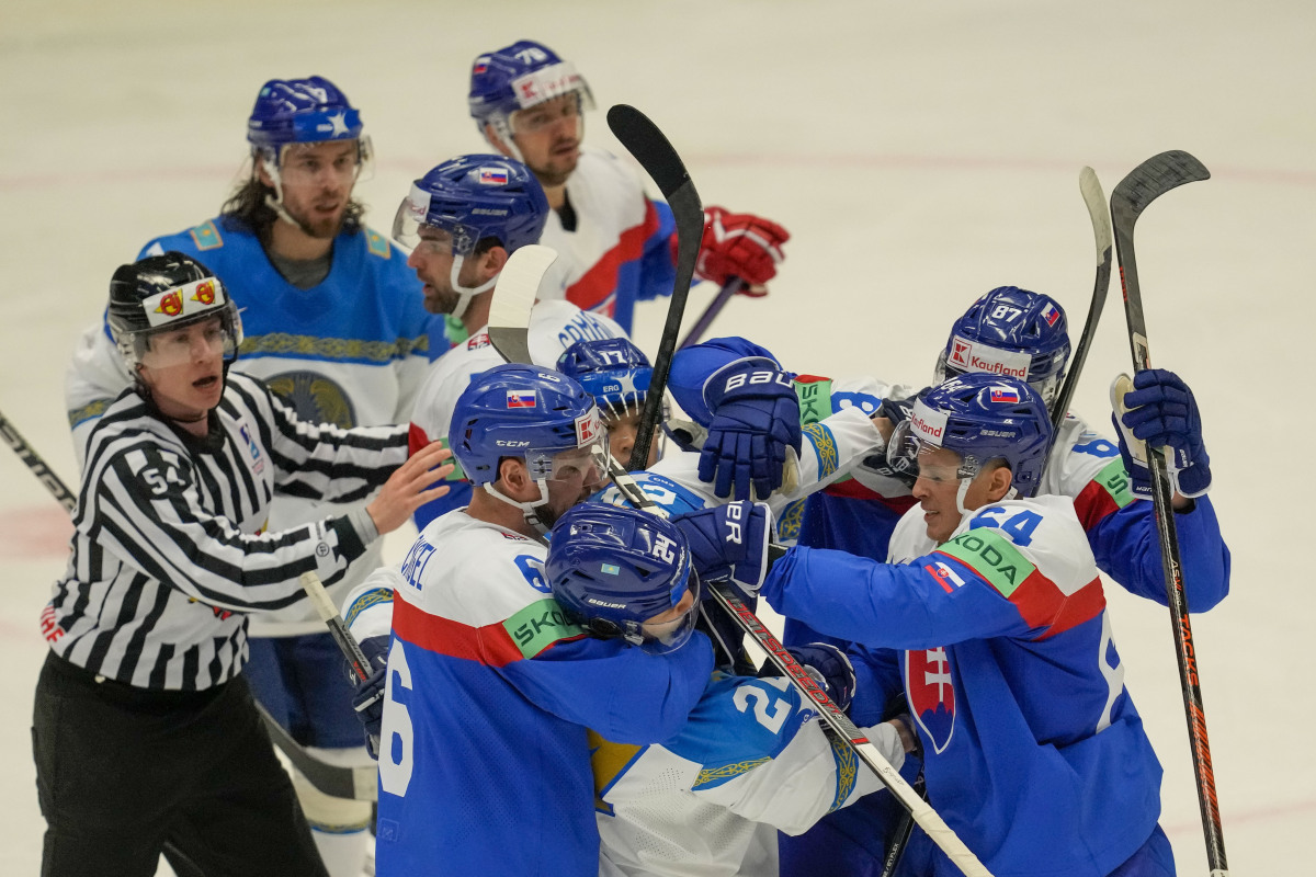 Slovenskí a kazašskí hokejisti počas zápasu základnej B-skupiny Slovensko - Kazachstan