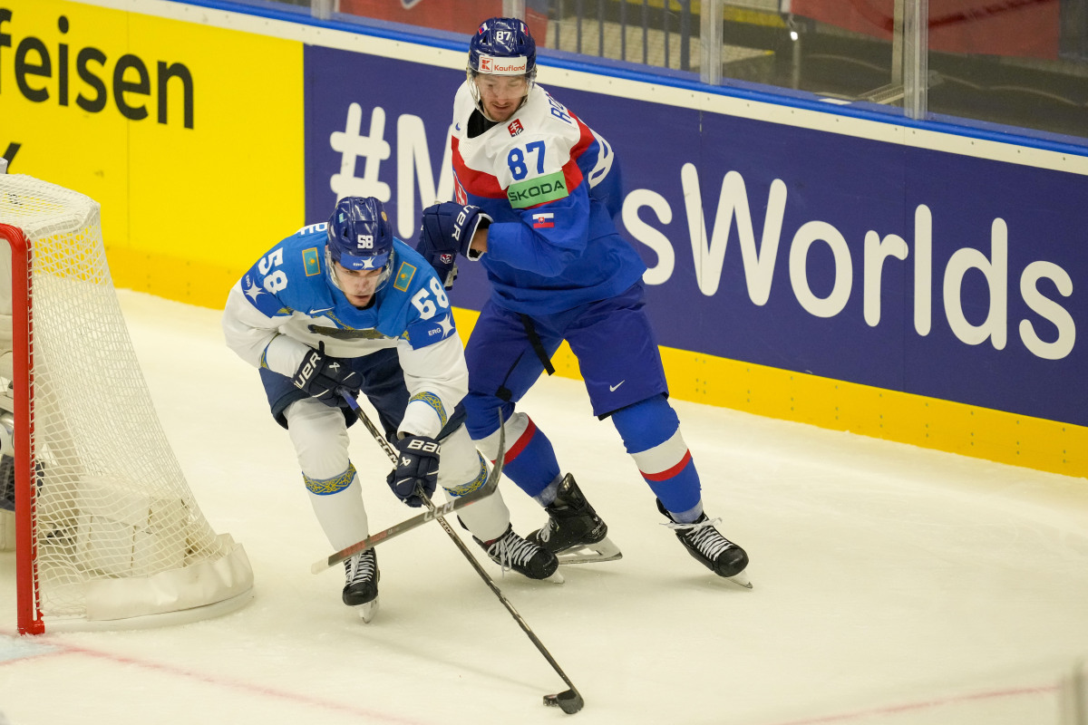 Slovenskí a kazašskí hokejisti počas zápasu základnej B-skupiny Slovensko - Kazachstan