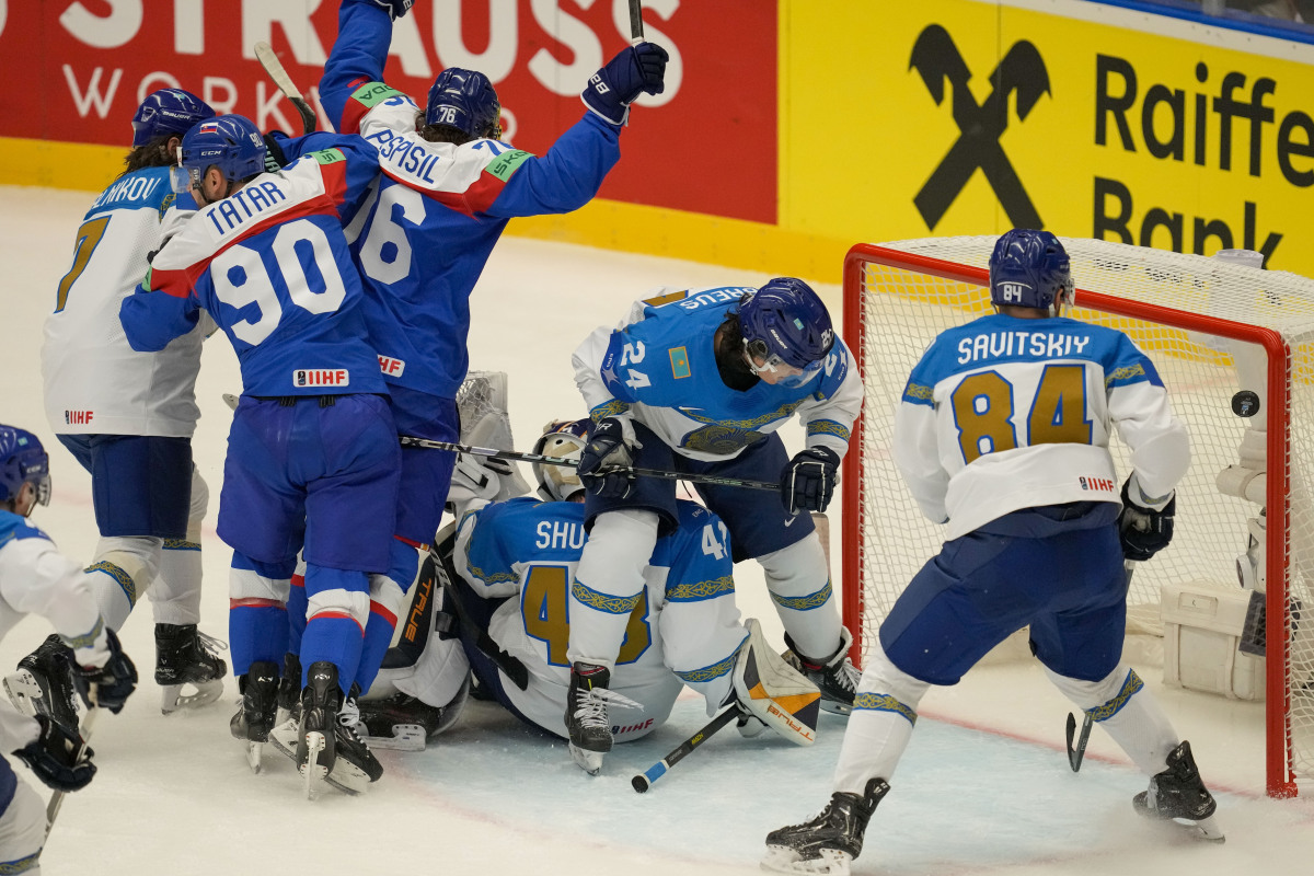 Slovenskí a kazašskí hokejisti počas zápasu základnej B-skupiny Slovensko - Kazachstan