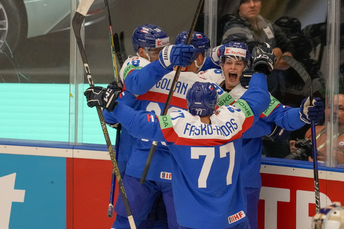 Slovenský hokejista Matúš Sukeľ sa raduje so spoluhráčmi z gólu na 3:0 počas zápasu základnej B-skupiny Slovensko - Kazachstan