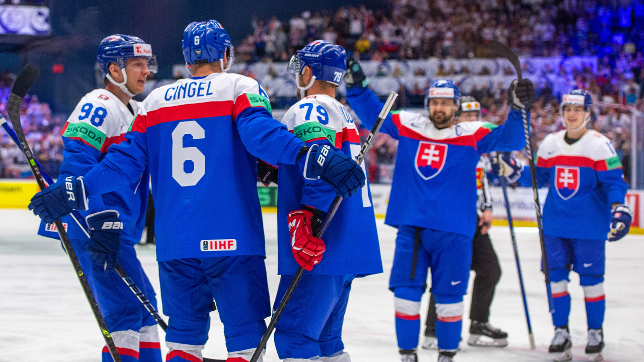 Slovenskí hokejisti sprava Šimon Nemec, Tomáš Tatar, Libor Hudáček, Lukáš Cingel a Andrej Golian sa tešia po góle počas zápasu základnej B-skupiny Slovensko - Kazachstan 