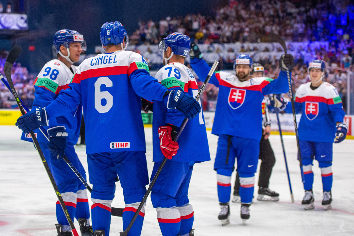 Slovenskí hokejisti sprava Šimon Nemec, Tomáš Tatar, Libor Hudáček, Lukáš Cingel a Andrej Golian sa tešia po góle počas zápasu základnej B-skupiny Slovensko - Kazachstan 