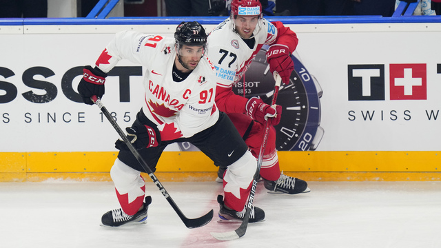 Dánsky hokejista Mathias From (vpravo) a kanadský hokejista John Tavares